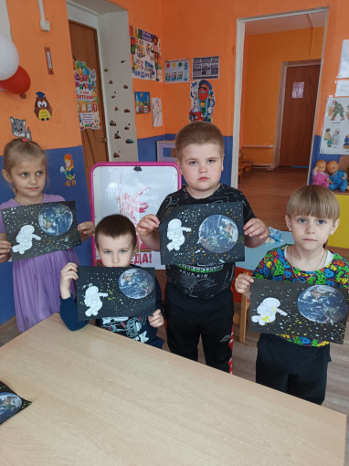 В преддверии празднования Дня Космонавтики воспитанники детского сада на занятии рисовали космонавта в открытом космосе. В преддверии празднования Дня Космонавтики воспитанники детского сада на занятии рисовали космонавта в открытом космосе.